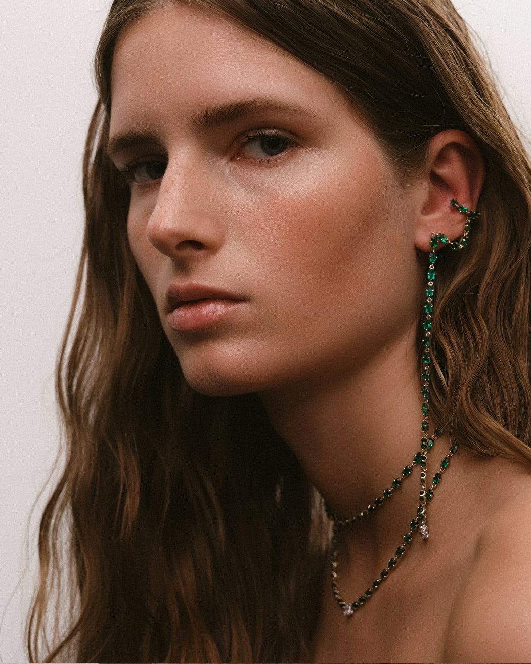Mono earring with emeralds and diamond